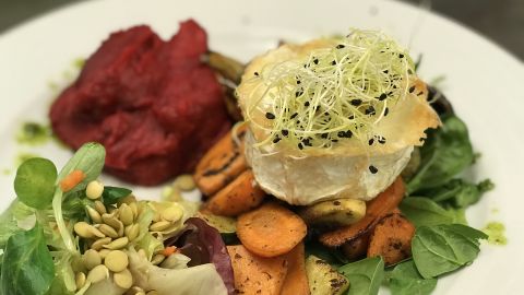 Grilovaný kozí syr na jesennej zeleninke s cviklovým pyré